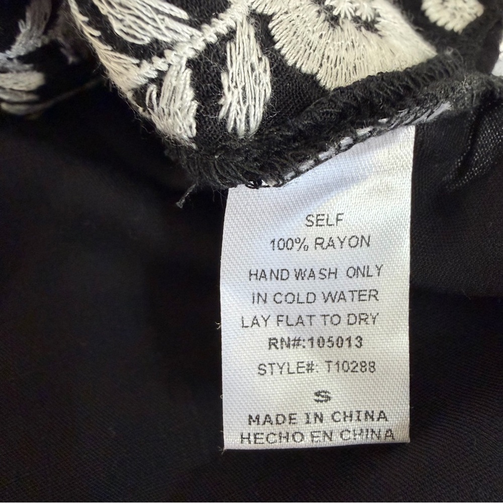 Savanna Jane Women's Embroidered Floral Boho Top Black/White Size Small - Picture 6 of 9